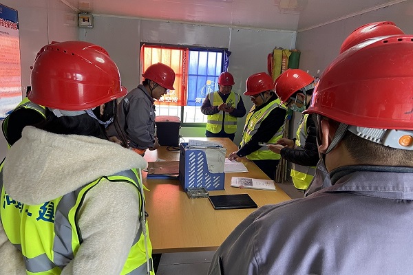 圖片二:集團公司領導對現場施工資料進行檢查.jpg 圖片二:集團公司領導對現場施工資料進行檢查.jpg